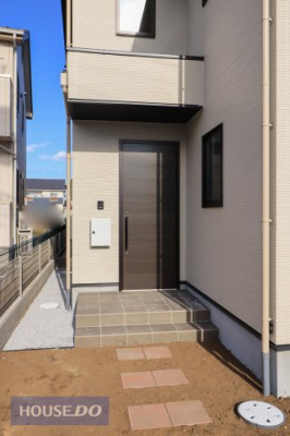  ゆったりとした玄関。奥行きのあるポーチで雨の日も安心です。