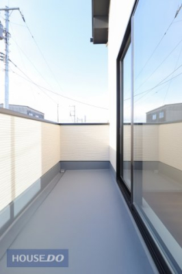 バルコニー 陽当たりもいいので洗濯もはかどりますね♪