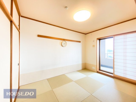 その他内観 LDKに接している和室です。畳のオシャレを際立てる琉球畳です。 お子様の昼寝スペースや客間としてお使いいただけます。