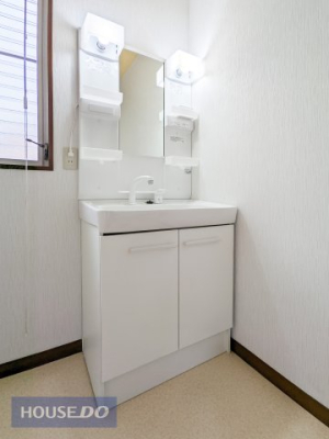 洗面台・洗面所 【独立洗面台】現地完成写真　スッキリ片付く収納付き洗面台☆朝の忙しい時間も快適に！