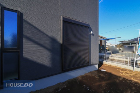  �y�h�Ɛݔ��z���n�����ʐ^�B�P�K���r���O�ɂ͉J���̋������ɂ��𗧂h�ƃV���b�^�[�����Ă��܂��B