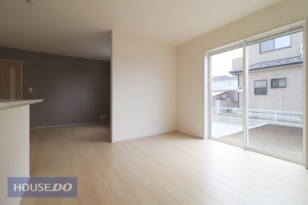  �y���r���O�_�C�j���O�z�Ƒ��ŉ߂����邭�났�̋�Ԃ͍L�߂̐݌v�ƂȂ��Ă���܂��B