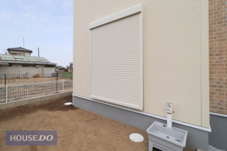  �y�h�Ɛݔ��z�P�K���r���O�ɂ͉J���̋������ɂ��𗧂h�ƃV���b�^�[�����Ă��܂��B