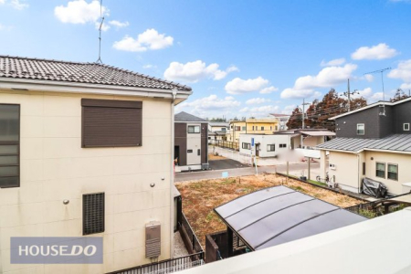 ���̑� �y��������̒��]�B�o���R�j�[����̌i�F�B�\���ȊԊu���m�ۂ���Ă���܂��B