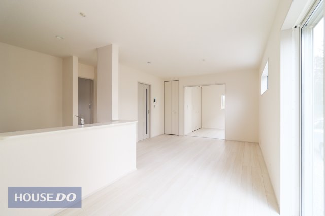  �y���r���O�_�C�j���O�z�Ƒ��ŉ߂����邭�났�̋�Ԃ͍L�߂̐݌v�ƂȂ��Ă���܂���