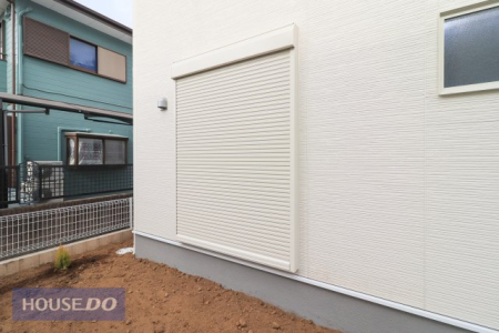  �y�h�Ɛݔ��z�P�K���r���O�ɂ͉J���̋������ɂ��𗧂h�ƃV���b�^�[�����Ă��܂��B