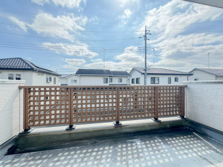 oRj[ ͂̎KxɎՂAJ𑹂ȂȂfUC̊iq肷肪gĂ܂BLXoRj[łzc󕨂񊱂܂ˁB