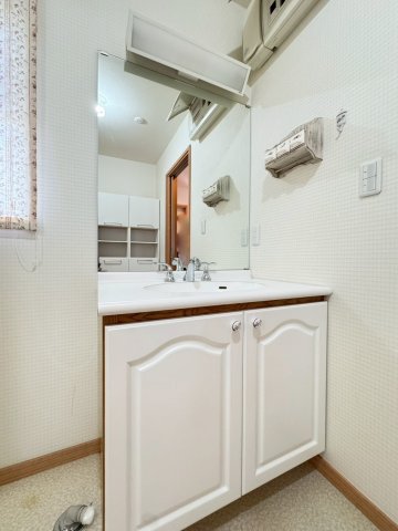 ʑEʏ AeB[NEJg[̏_炩ȃfUCƂ̏ZAVvȐʉϑB