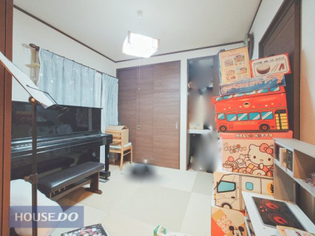 ̑ rOɘaאڂĂAJIȍLXƂԂɂȂĂ܂B