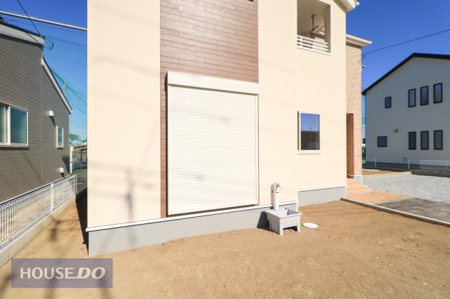  �y�h�Ɛݔ��z���n�����ʐ^�B�P�K���r���O�ɂ͉J���̋������ɂ��𗧂h�ƃV���b�^�[�����Ă��܂��B