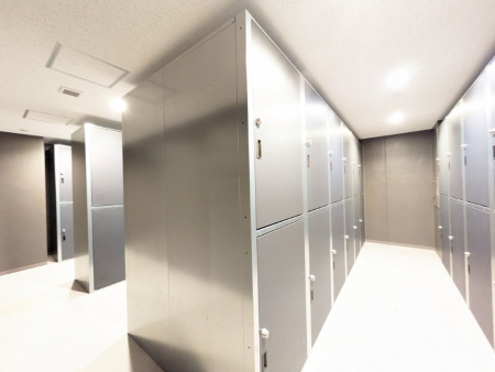  �Z���G���A�̊O�ɑ�z�{�b�N�X������̂ŁA���S�ł��ˁB