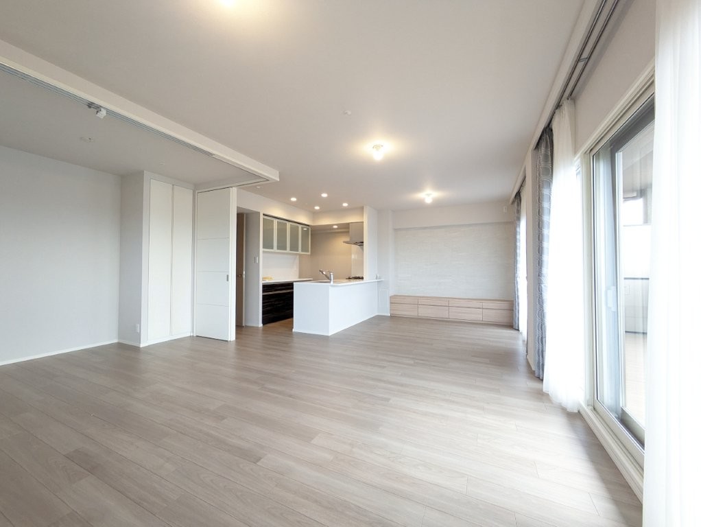 ���r���O ��؂ȉƑ��Ɖ߂����ꏊ������A�K������ލL������������m�ہB�������̂�������ŁA�C���e���A�̃R�[�f�B�l�[�g���y�����Ȃ�܂��ˁI���葤�Ɍ����ݒu����ƃ_�C�j���O�ƃ��r���O�ɕ����邱�Ƃ��ł��܂��B