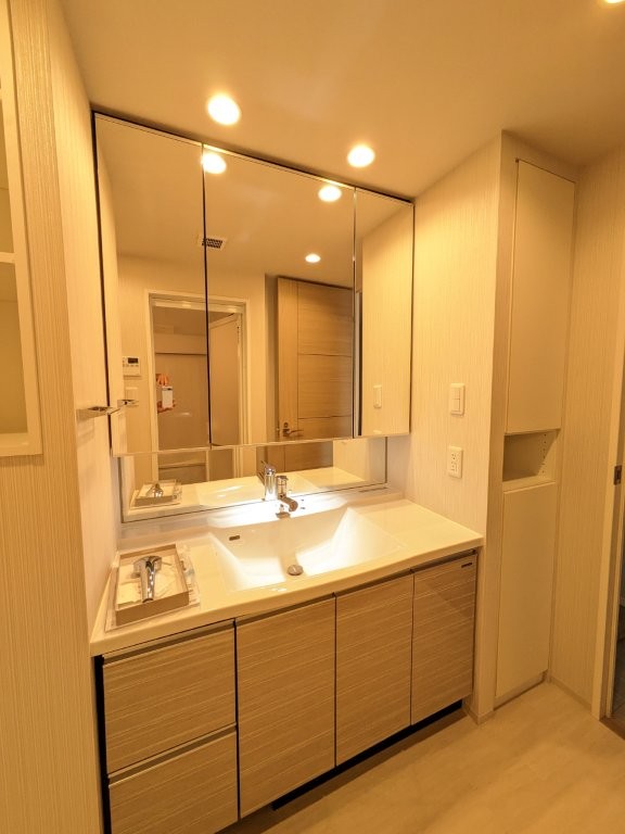 ���ʑ�E���ʏ� �J�E���^�[�̍L�����ʉ��ϑ�B�傫�Ȑ��ʃ{�E���ƃn���h�V�����[�ŁA�����C�ɓ���Ȃ��Ă����ʑ�Ŏ�y�ɐ�����O�ʋ��̗����ɂ͎��[�X�y�[�X������܂��B