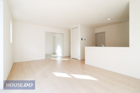  �y���r���O�_�C�j���O�z�Ƒ��ŉ߂����邭�났�̋�Ԃ͍L�߂̐݌v�ƂȂ��Ă���܂��B