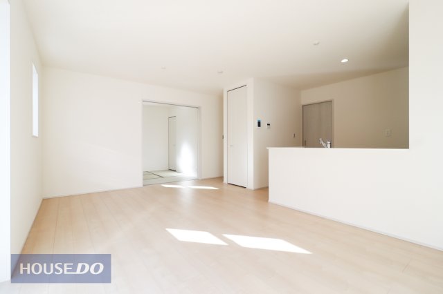  �y���r���O�_�C�j���O�z�Ƒ��ŉ߂����邭�났�̋�Ԃ͍L�߂̐݌v�ƂȂ��Ă���܂��B