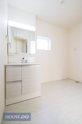 ���ʑ�E���ʏ� �y�������ʉ��ϑ�z�傫�Ȑ��ʃ{�E���ƃn���h�V�����[�ŁA�����C�ɓ���Ȃ��Ă����ʑ�Ŏ�y�ɐ�����O�ʋ��̗����ɂ͎��[�X�y�[�X������܂��B