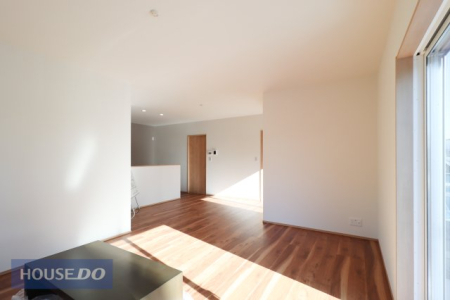  �y���r���O�_�C�j���O�z�Ƒ��ŉ߂����邭�났�̋�Ԃ͍L�߂̐݌v�ƂȂ��Ă���܂��B