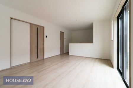  �y���r���O�_�C�j���O�z�Ƒ��ŉ߂����邭�났�̋�Ԃ͍L�߂̐݌v�ƂȂ��Ă���܂��B