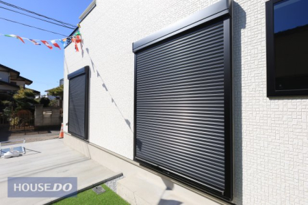  �y�h�Ɛݔ��z�P�K���r���O�ɂ͉J���̋������ɂ��𗧂h�ƃV���b�^�[�����Ă��܂��B