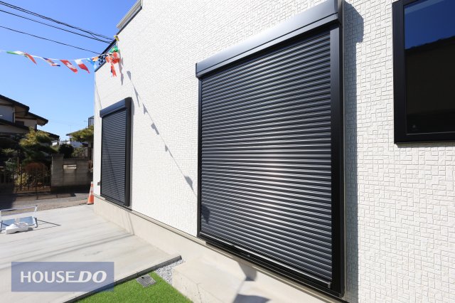  �y�h�Ɛݔ��z�P�K���r���O�ɂ͉J���̋������ɂ��𗧂h�ƃV���b�^�[�����Ă��܂��B