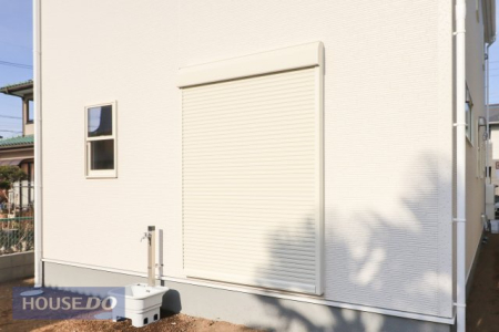  �y�h�Ɛݔ��z���n�����ʐ^�B�P�K���r���O�ɂ͉J���̋������ɂ��𗧂h�ƃV���b�^�[�����Ă��܂��B