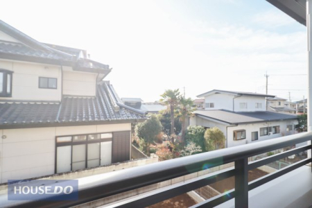 ���̑� �y��������̒��]�z���n�����ʐ^�B�o���R�j�[����̌i�F�B�\���ȊԊu���m�ۂ���Ă���܂��B