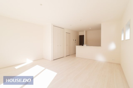  �y���r���O�_�C�j���O�z�Ƒ��ŉ߂����邭�났�̋�Ԃ͍L�߂̐݌v�ƂȂ��Ă���܂��B