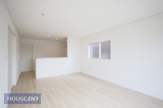  �y���r���O�_�C�j���O�z�Ƒ��ŉ߂����邭�났�̋�Ԃ͍L�߂̐݌v�ƂȂ��Ă���܂��B