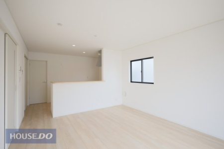  �y���r���O�_�C�j���O�z�Ƒ��ŉ߂����邭�났�̋�Ԃ͍L�߂̐݌v�ƂȂ��Ă���܂��B