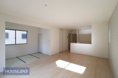  �y���r���O�_�C�j���O�z�Ƒ��ŉ߂����邭�났�̋�Ԃ͍L�߂̐݌v�ƂȂ��Ă���܂��B