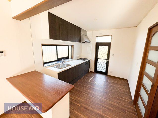  ���������y�����Ȃ�@�\�I�ȃ_�C�j���O�L�b�`�����ؖڒ��̃t���A�ƃ_�[�N�u���E���̎��[�����a�����A�������������Ԃł��B�z�V�ɕ֗��ȃJ�E���^�[�⏰�����[�������B