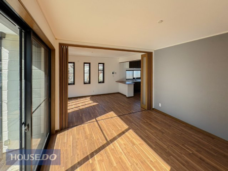  ���Ƌ�z�u�̊y���ݍL����A�N�Z���g�N���X�􃊃r���O�̈�p�ɂ͗����������O���[�̃A�N�Z���g�N���X���{����A��ԂɃ��_���ȉ��s����^���Ă��܂��B