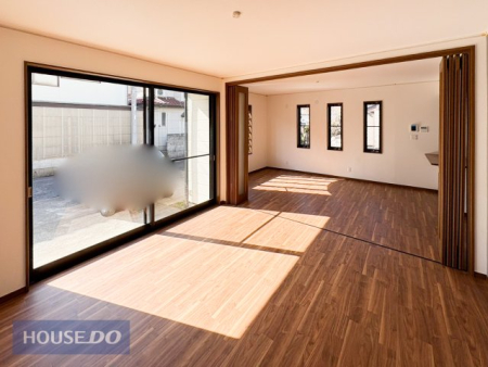 ���r���O �傫�ȑ�����L���ȍ̌�������A���邭�J�������ӂ���Ԃł��B�d�؂�����J������Ηאڂ���DK�ƈ�̉����A�Ƒ��̃��C�t�X�^�C���ɍ��킹���L�X�Ƃ����g�������y���߂܂��B