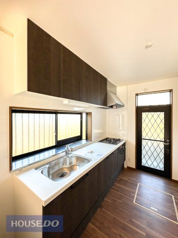 �L�b�`�� �������Ǝ��[�ɂ�����������K�L�b�`����V�b�N�ȃ_�[�N�u���E�����f����L�b�`���́A�㉺�ɖL�x�Ȏ��[������A��Ԃ���������ۂĂ܂��B