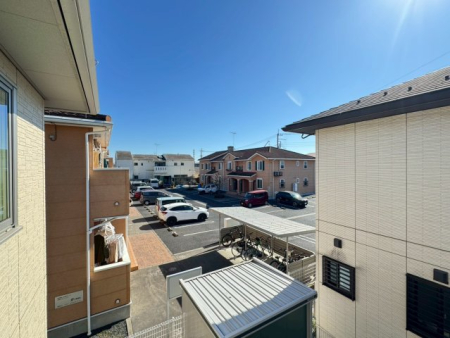 ���̑� �y��������̓W�]�z�o���R�j�[����̌i�F�B�\���ȊԊu���m�ۂ���Ă���܂��B