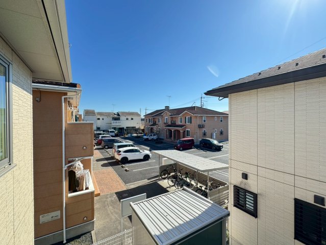 ���̑� �y��������̓W�]�z�o���R�j�[����̌i�F�B�\���ȊԊu���m�ۂ���Ă���܂��B