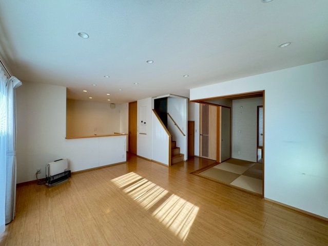  �Ƒ��ŉ߂����邭�났�̋�Ԃ͍L�߂̐݌v�ƂȂ��Ă���܂��B