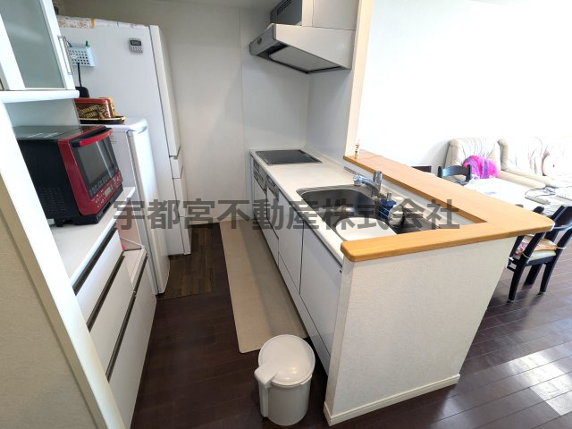 �L�b�`�� �l�C�̃J�E���^�[�L�b�`���@�L�b�`�����烊�r���O�S�̂����n����݌v�I�����������Ƒ��̗l�q���m�F�o���āA���R�ƃR�~���j�P�[�V�������[�܂�܂��B