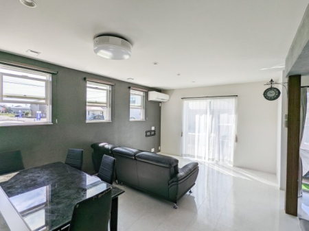  �Ƒ��ŉ߂����邭�났�̋�Ԑ݌v�ƂȂ��Ă���܂��B