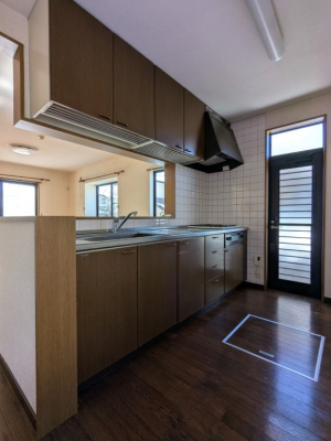 �L�b�`�� �Ƒ��̉�b���e�ރJ�E���^�[�L�b�`���͏����Ȃ��q�l�����Ă����S���Ē������o���܂��I