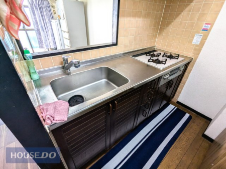 �L�b�`�� �O�ʂɑ傫�ȊJ������݂����Z�~�I�[�v���^�C�v�̃L�b�`���ɂȂ��Ă���A ���r���O�ɂ��邲�Ƒ��Ɖ�b���y���ނ��Ƃ��ł��܂��� �����ɕ����̗������i�߂���֗���3���R�����t���ł��� 