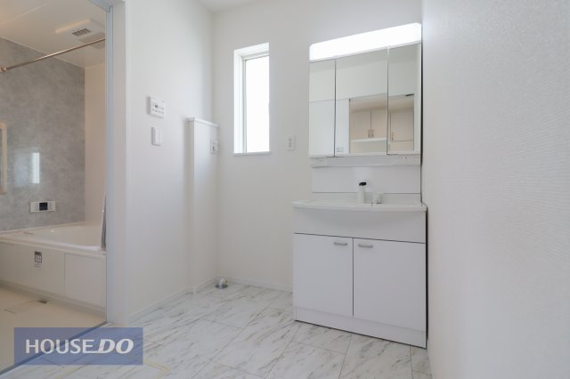 ���ʑ�E���ʏ� �y�������ʉ��ϑ�z�傫�Ȑ��ʃ{�E���ƃn���h�V�����[�ŁA�����C�ɓ���Ȃ��Ă����ʑ�Ŏ�y�ɐ�����O�ʋ��̗����ɂ͎��[�X�y�[�X������܂��B