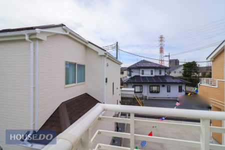 ���̑� �y��������̒��]�z�o���R�j�[����̌i�F�B�\���ȊԊu���m�ۂ���Ă���܂��B