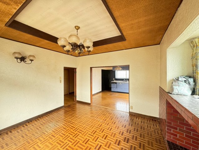 ���r���O ��؂ȉƑ��Ɖ߂����ꏊ������A�K������ލL������������m�ہB�܂�グ�V�䂪���s���̂����Ԃ����o�B