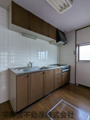 �L�b�`�� �㉺�ɖL�x�Ȏ��[��������A�g������̗ǂ��Ǖt���L�b�`���ł��B������̎��R���Ŏ茳�����邭�A��ƃX�y�[�X����������m�ہB���X�̂��������X���[�Y�Ɋy���߂�A�����������ؖڒ��̃f�U�C�������͂ł��B