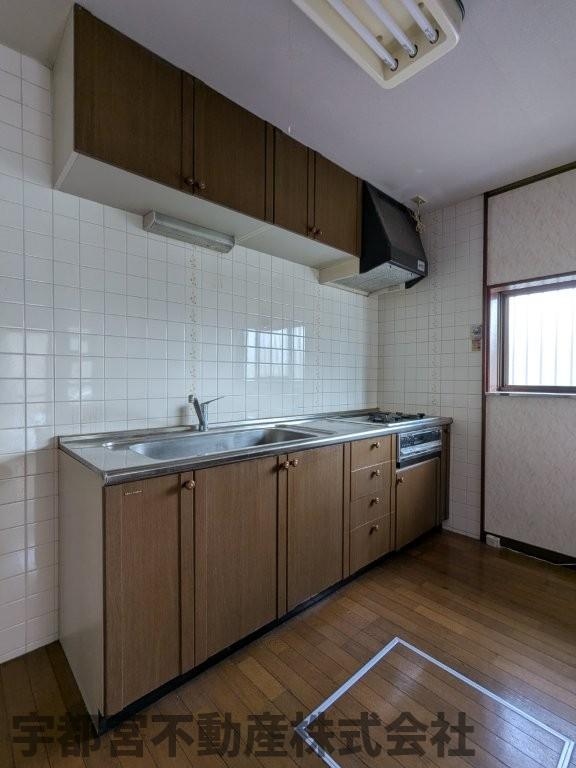 �L�b�`�� �㉺�ɖL�x�Ȏ��[��������A�g������̗ǂ��Ǖt���L�b�`���ł��B������̎��R���Ŏ茳�����邭�A��ƃX�y�[�X����������m�ہB���X�̂��������X���[�Y�Ɋy���߂�A�����������ؖڒ��̃f�U�C�������͂ł��B