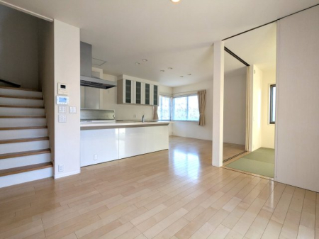 ���r���O ��؂ȉƑ��Ɖ߂����ꏊ������A�K������ލL������������m�ہ��������̂�������ŁA�C���e���A�̃R�[�f�B�l�[�g���y�����Ȃ�܂��ˁI