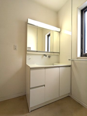 ���ʑ�E���ʏ� �傫�Ȑ��ʃ{�E���ƃn���h�V�����[�ŁA�����C�ɓ���Ȃ��Ă����ʑ�Ŏ�y�ɐ�����O�ʋ��̗����ɂ͎��[�X�y�[�X������܂��B