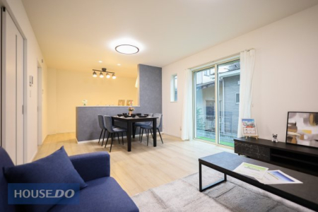  �y���r���O�_�C�j���O�z�Ƒ��ŉ߂����邭�났�̋�Ԃ͍L�߂̐݌v�ƂȂ��Ă���܂��B