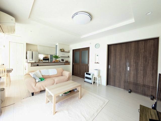 ���r���O ��؂ȉƑ��Ɖ߂����ꏊ������A�K������ލL������������m�ہ��������̂�������ŁA�C���e���A�̃R�[�f�B�l�[�g���y�����Ȃ�܂��ˁI